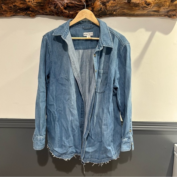 Ava & Viv Plus Size 2X Denim Button Down Shirt with Distressed Hem - Picture 4 of 13